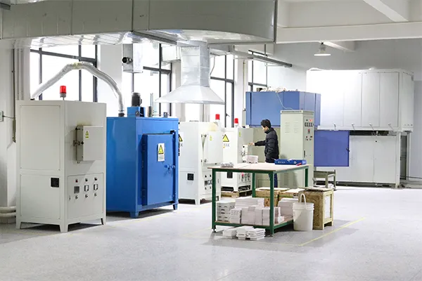 Pressure/vacuum sintering furnaces